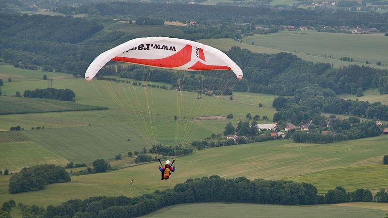 Na Českokrumlovsku se po pádu těžce zranil paraglidista, v nemocnici zemřel